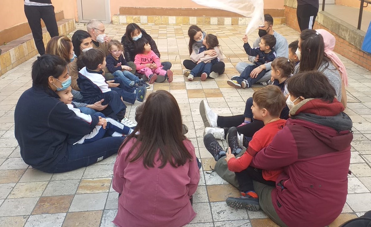 277144550_1898759660310418_669366791481892722_n Laboratorio di psicomotricità all'aperto con i genitori!